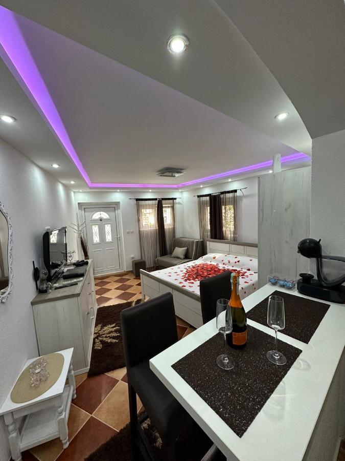 Sunshine Apartment With Private Pool And Parking 코토르 외부 사진