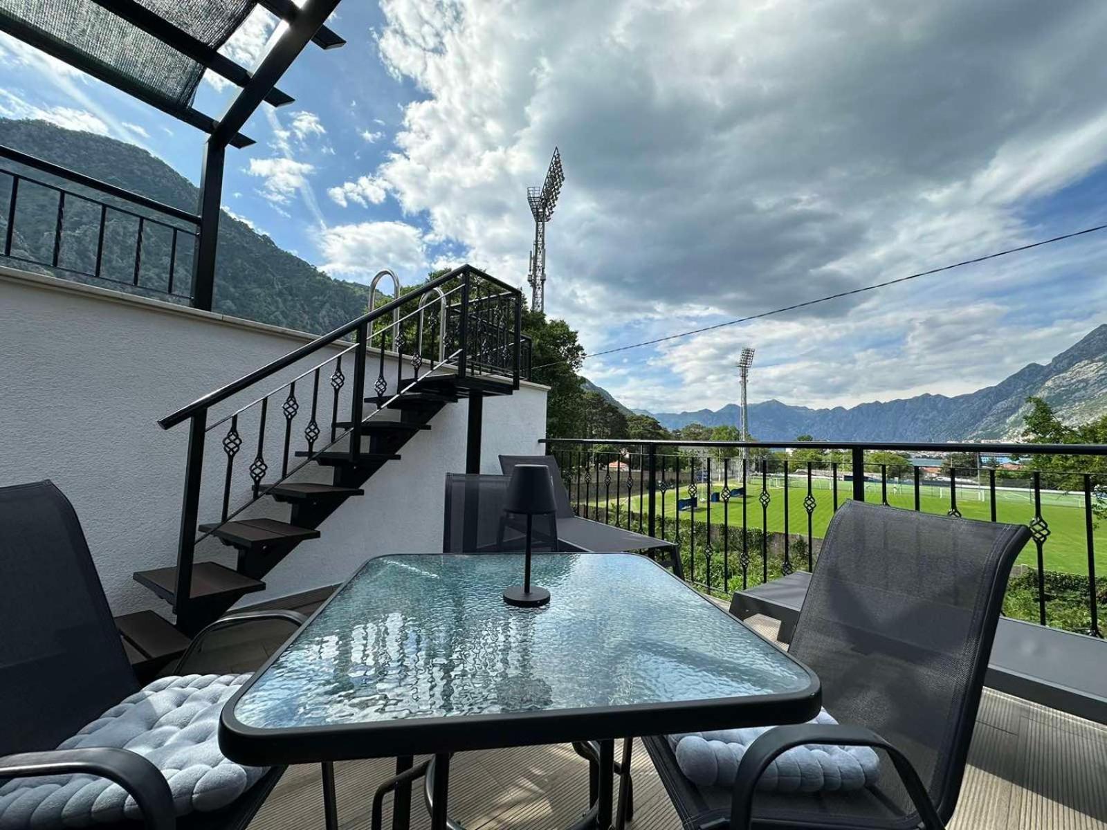 Sunshine Apartment With Private Pool And Parking 코토르 외부 사진